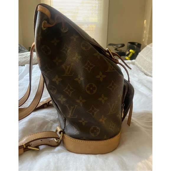 Wonderful LV Backpack - Picture 3 of 10